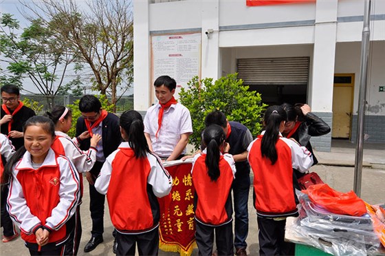 麥克威 關愛貧苦小學生 麥克威 關愛貧苦小學生