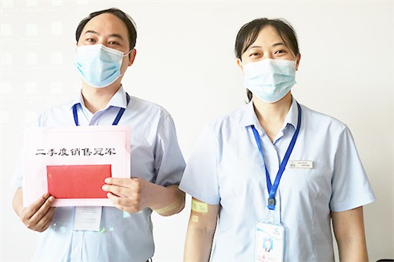 閆總為季度銷售冠軍頒發(fā)榮譽(yù)證書及發(fā)放獎(jiǎng)勵(lì)紅包 閆總為季度銷售冠軍頒發(fā)榮譽(yù)證書及發(fā)放獎(jiǎng)勵(lì)紅包