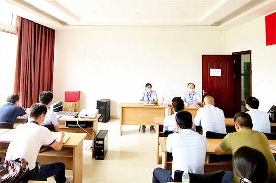 閆總主持銷售部述職大會(huì) 閆總主持銷售部述職大會(huì)