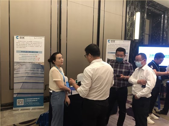 麥克威展會現場為參會人員講解