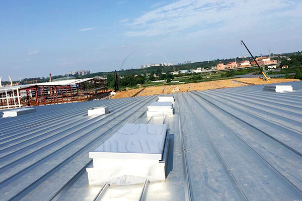 蘇寧眉山項目一字型電動采光排煙天窗安裝實景圖 蘇寧眉山項目一字型電動采光排煙天窗安裝實景圖