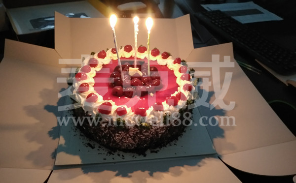 麥克威通風為員工舉辦生日派對 麥克威通風為員工舉辦生日派對